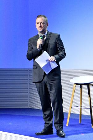 記者会見するＩＰＣのパーソンズ会長＝２３日、イタリア・ミラノ（共同）