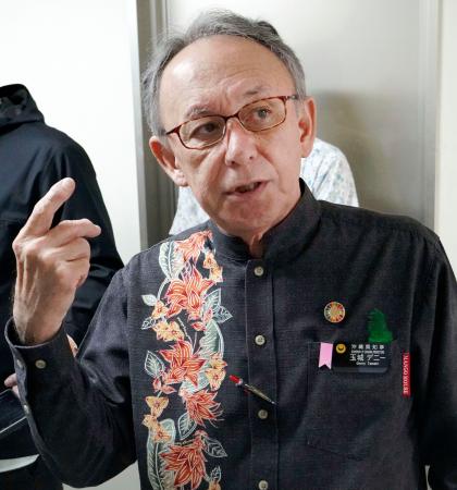 米軍普天間飛行場の返還を巡り、記者団の取材に応じる沖縄県の玉城デニー知事＝２４日午前、沖縄県庁