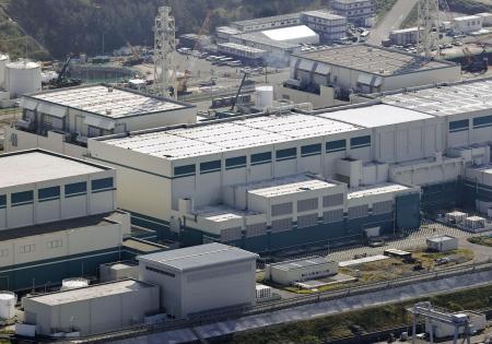 新潟県の東京電力柏崎刈羽原発６号機（中央）＝２０２５年１１月