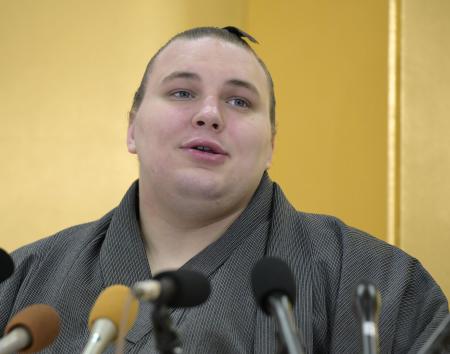 記者会見で意気込みを語る安青錦＝２４日、大阪府松原市