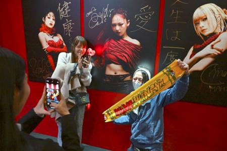 記念撮影をする「ＨＡＮＡ」のファン＝東京都渋谷区