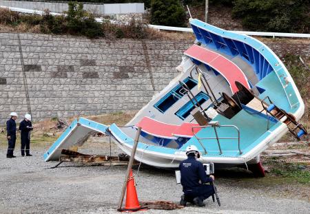 事故に遭った遊漁船を調べる運輸安全委員会の船舶事故調査官＝２４日午前、三重県鳥羽市