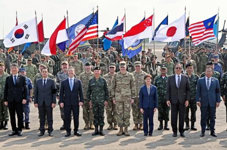 ２４日、タイ中部ウタパオで開催された演習「コブラゴールド」の開会式で撮影に応じる参加者ら（共同）