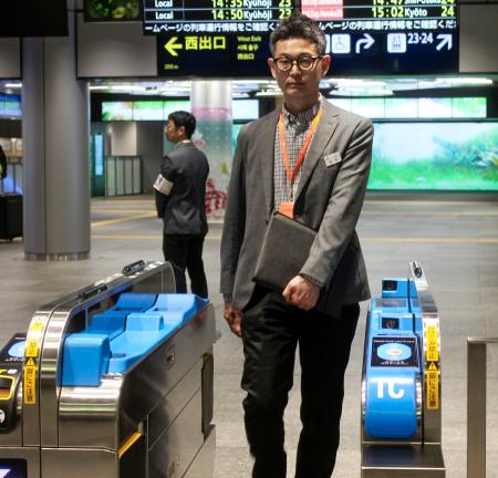 ＪＲ西日本が公開した、顔認証機能が設けられた改札機＝２４日午後、ＪＲ大阪駅