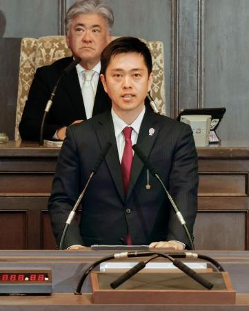 大阪府議会の定例会で所信表明演説する吉村洋文知事＝２４日午後