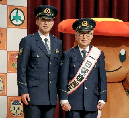 大阪・住之江署の一日署長に就任した大村崑さん（右）＝２４日午後、大阪市住之江区