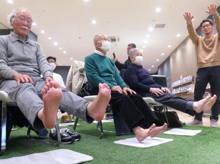 日産自動車が考案した、車のペダル踏み間違い防止に役立つ体操を体験する高齢者ら＝２４日、神奈川県平塚市