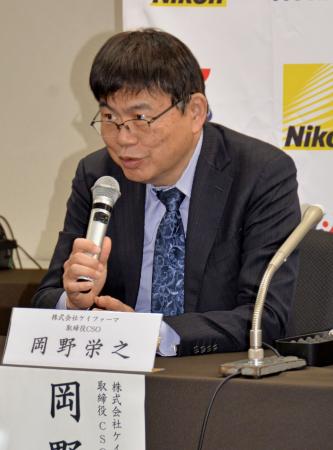 記者会見するケイファーマ最高科学責任者の岡野栄之慶応大教授＝２４日午後、東京都千代田区