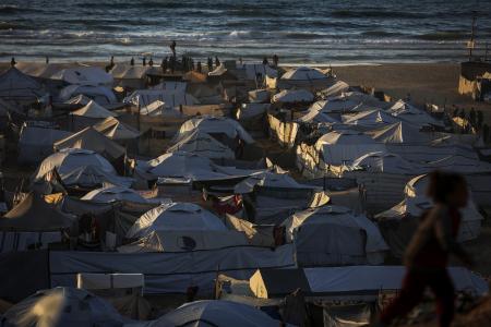 ガザ北部ガザ市の海岸沿いに張られた避難民のテント=24日(ゲッティ=共同)