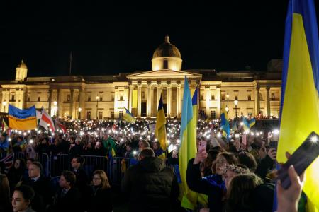 　戦争の終結を願って集会に参加するウクライナ避難民ら＝２４日、ロンドン（共同）