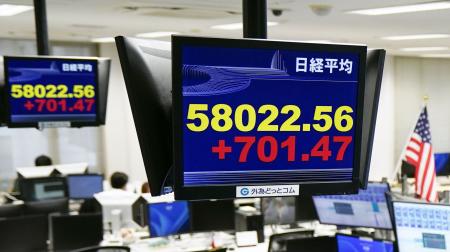上げ幅が一時７００円を超え、５万８０００円台を付けた日経平均株価を示すモニター。取引時間中の最高値を更新した＝２５日午前、東京都港区の外為どっとコム