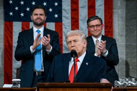 上下両院合同会議で２期目初の一般教書演説を行うトランプ米大統領（手前）＝２４日、ワシントン（ゲッティ＝共同）