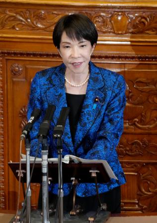 参院本会議で答弁する高市首相=25日午前