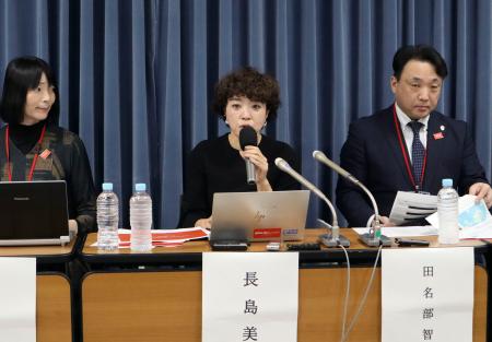 高校生の保護者を対象とした性教育に関する意識調査の結果を説明する、「プラン・インターナショナル・ジャパン」の長島美紀さん（中央）＝２５日午後、東京都内