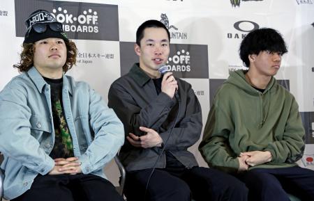 記者会見するスノーボードの（左から）長谷川帝勝、木村葵来、木俣椋真＝２５日、福島県磐梯町