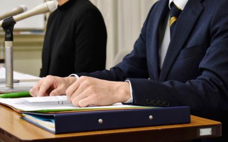 三重県による調査を求め、記者会見する被害女性の両親=25日午後、津市