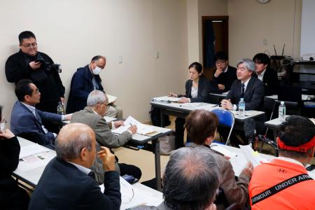 熊本県水俣市で開かれた環境省と県、水俣病被害者団体による実務者協議＝２５日午後