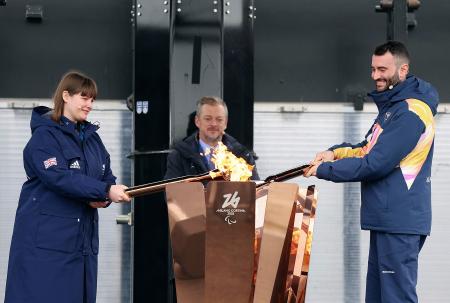 英ストーク・マンデビルで行われたミラノ・コルティナ冬季パラリンピックの採火式＝２４日（ゲッティ＝共同）