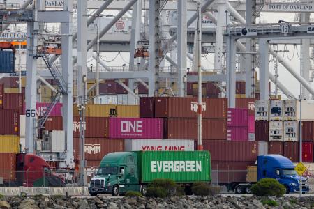 　米カリフォルニア州オークランドの港のコンテナ＝２３日（ロイター＝共同）