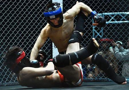 ＭＭＡ甲子園の試合の様子＝２０２５年８月、東京都内（ＭＭＡ甲子園提供）