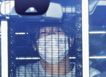 昨年１１月、送検のため警視庁原宿署を出る警視庁の元警部補神保大輔被告