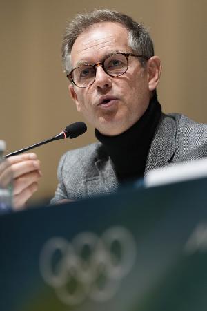記者会見する２０３０年冬季五輪組織委員会のグロスピロン会長＝２０２６年２月２１日、イタリア・ミラノ