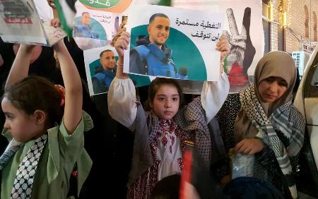 パレスチナの記者アナス・シャリフ氏がイスラエルによって殺害されたことに抗議するデモ=昨年8月、イラク首都バグダッド(ゲッティ=共同)