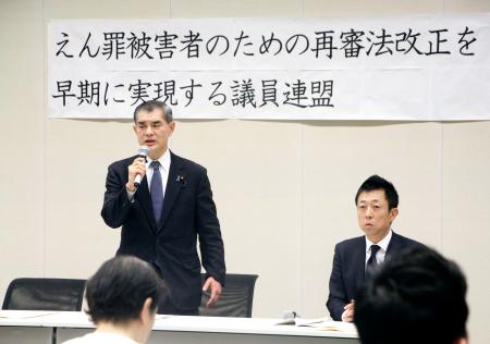 再審制度の早期見直しを求める国会議員連盟の総会で、あいさつする会長の柴山昌彦衆院議員（左）＝２６日午前、国会