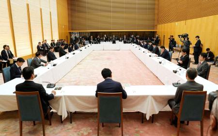 ２年限定の飲食料品の消費税率ゼロや「給付付き税額控除」について話し合う「社会保障国民会議」の初会合＝２６日午後、首相官邸