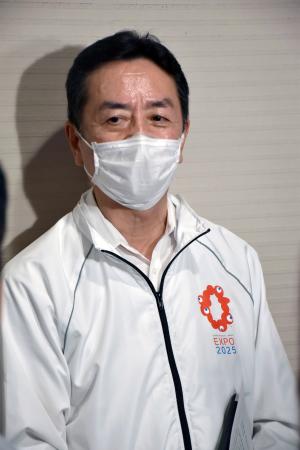 記者団の取材に応じる、大阪維新の会市議団の竹下隆幹事長＝２６日午後、大阪市役所