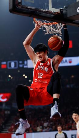 日本―中国　第１クオーター、ダンクシュートを決める渡辺雄＝沖縄サントリーアリーナ