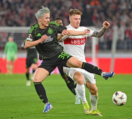 　シュツットガルト戦で競り合うセルティックの前田（左）＝シュツットガルト（共同）