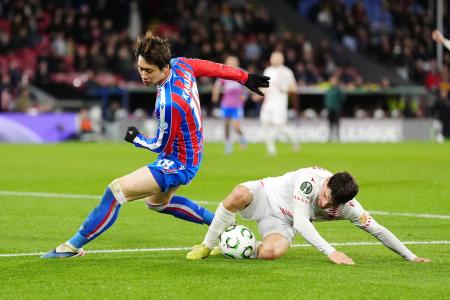 欧州カンファレンスリーグのプレーオフ第２戦、ズリニスキ戦で競り合うクリスタルパレスの鎌田大地＝２６日、ロンドン（ＰＡ提供・ＡＰ＝共同）