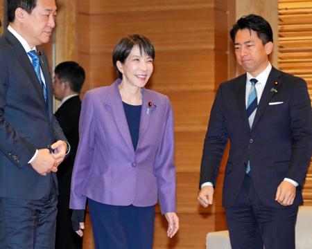 閣議に臨む高市首相（中央）ら＝２７日午前、首相官邸