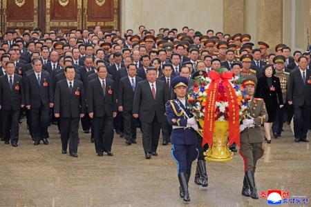 党大会で選任された幹部らと平壌の錦ス山太陽宮殿を訪れる北朝鮮の金正恩朝鮮労働党総書記（中央）＝２６日（朝鮮中央通信＝共同）