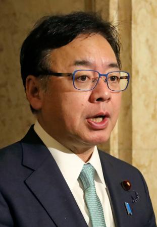 記者会見する上野厚労相＝２７日午前、国会