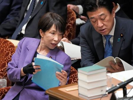 衆院予算委に臨む高市首相（左）と木原官房長官＝２７日午前