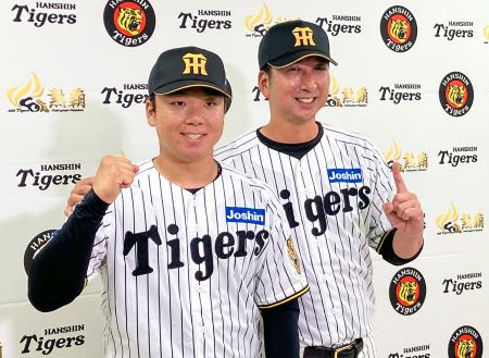 今季の開幕投手を務める阪神・村上。右は藤川監督＝２７日、甲子園