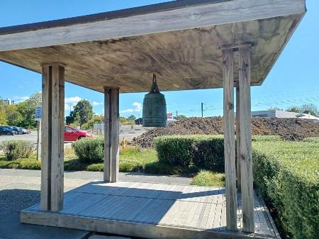 ニュージーランド・オークランドに飾られていた「平和の鐘」=2023年(同市提供・共同)