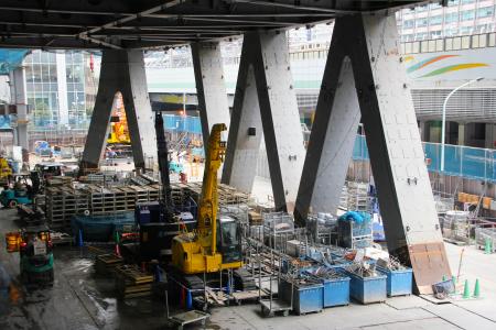 日本一の高さとなる予定の高層ビル「トーチタワー」の低層構造部＝２７日午後、東京都千代田区