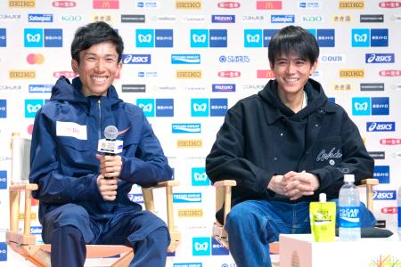 東京マラソンを前に行われたイベントで、笑顔を見せる鈴木健吾（左）と大迫傑＝２７日、東京都内