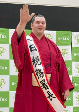 大阪府泉佐野税務署の一日署長に任命された幕内獅司関＝２７日午後、泉南市