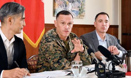 　報道各社の取材に応じる米海兵隊のブライアン・ウォルフォード少将（中央）＝２７日午後、沖縄県の米軍キャンプ瑞慶覧