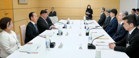 米軍普天間飛行場代替施設の建設を巡り、対策を話し合う協議会に臨む沖縄県名護市の渡具知武豊市長(左から2人目)=27日午後、首相官邸