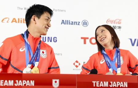 １７日、メダルを胸に記者会見する三浦璃来（右）、木原龍一組＝イタリア・ミラノ