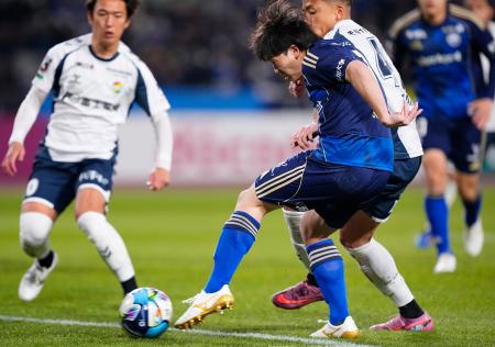 町田―千葉　前半、先制ゴールを決める町田・相馬（右手前）＝Ｇスタ