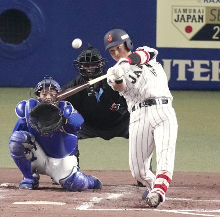 ２回日本代表２死、サポートメンバー・佐々木が左越えに本塁打を放つ。捕手石伊＝バンテリンドーム