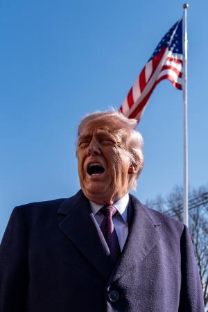 記者団に語るトランプ米大統領＝２７日、ホワイトハウス（ＡＰ＝共同）