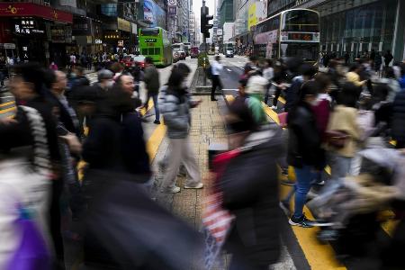 香港の繁華街を行き交う人たち＝２０２４年