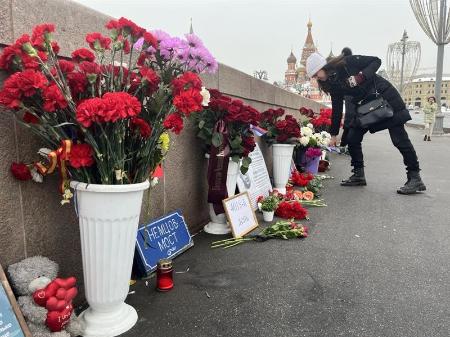 ２７日、野党指導者のネムツォフ元第１副首相の暗殺現場に花を手向ける人＝モスクワ（共同）